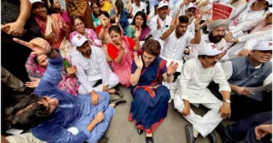 विपक्ष का हल्लबोल - फोटो : PTI
